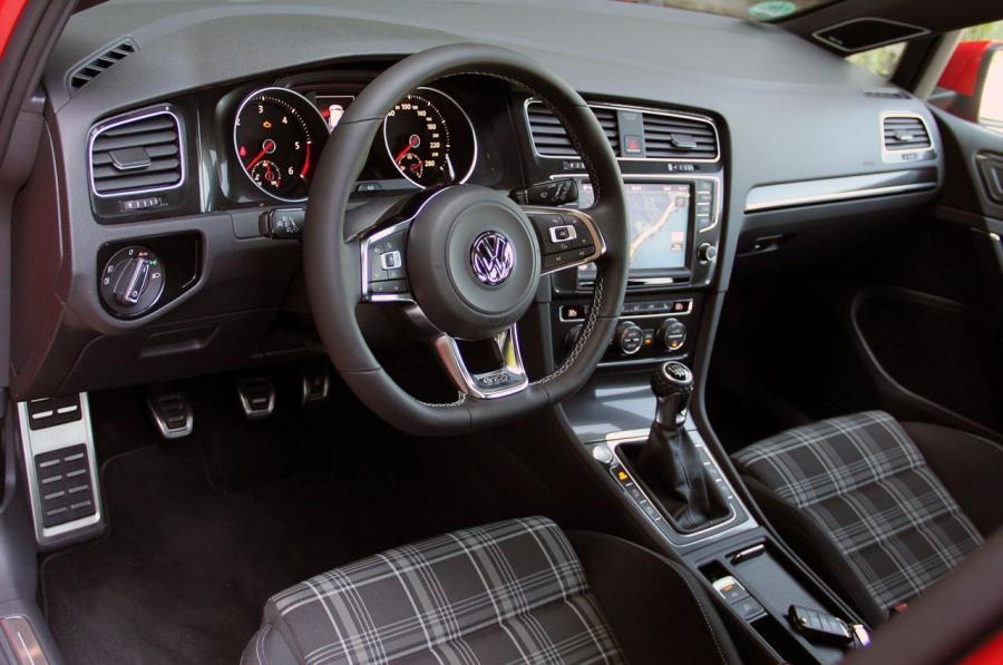 Интерьер Volkswagen Golf GTD 5-Door 2017 года  (WW) (фото 40 из 58)